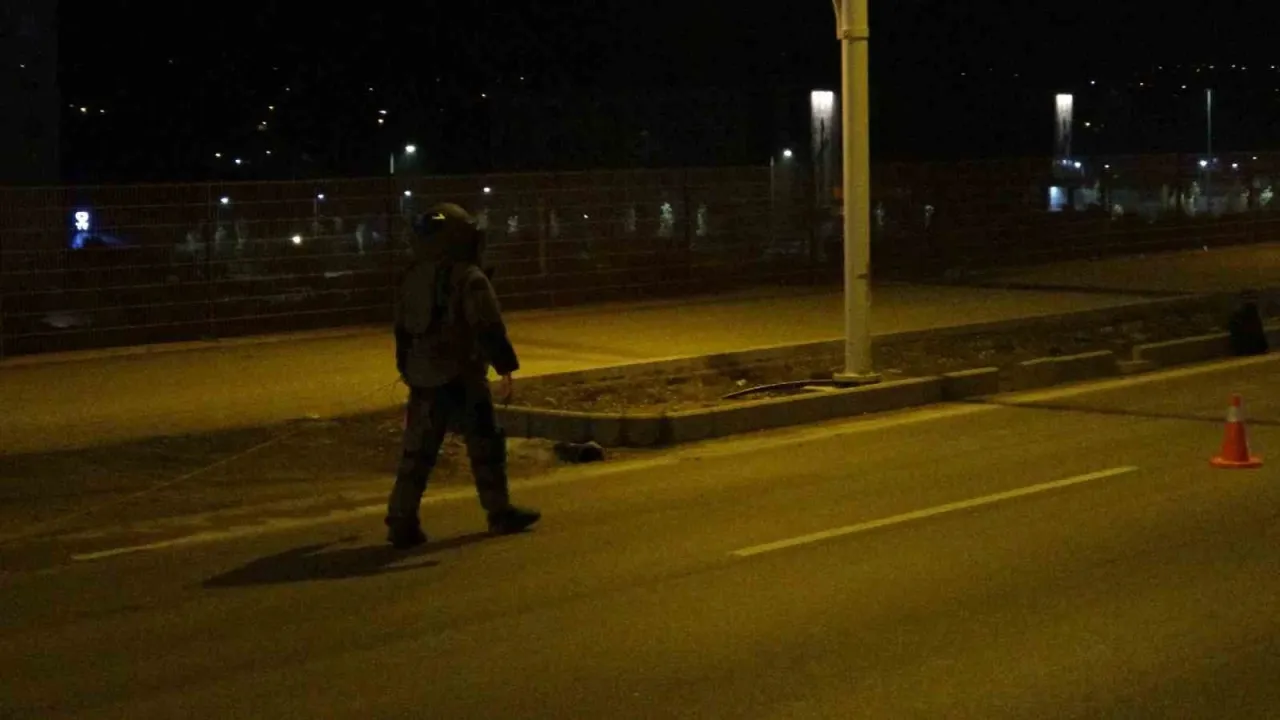 Malatya’da şüpheli çanta fünye ile patlatıldı