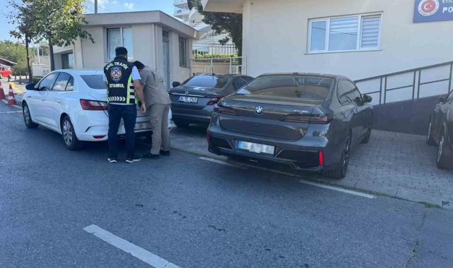 Mankene tahsis edilen araç 'resmi hizmete mahsustur' kartıyla trafiğe çıkmıştı, sürücüye ceza kesildi