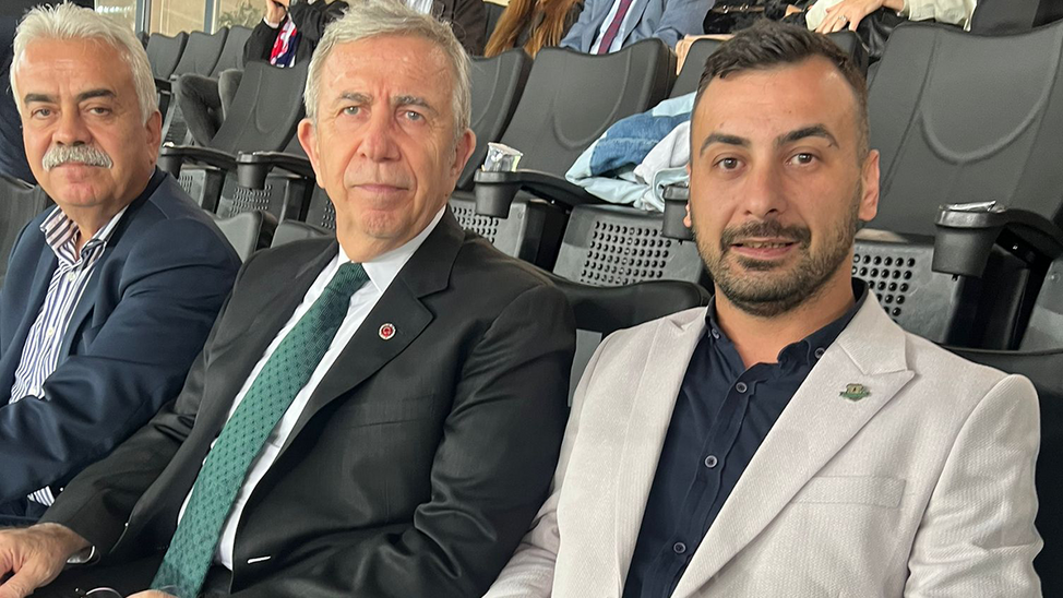 Mansur Yavaş ve Ayberk Rendeci, ABB Fomget maçını tribünden izledi