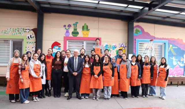 Masal kahramanlarıyla minik hastalara moral