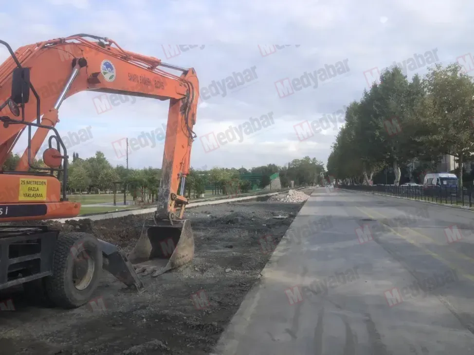 Metrobüs hattında bugün! Millet Bahçesi'nin duvarları geri alındı, asfalt zemini hazırlanıyor