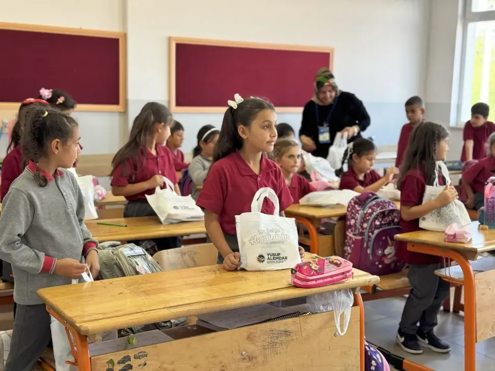 Minikleri okulun ilk haftasında yalnız kalmadı