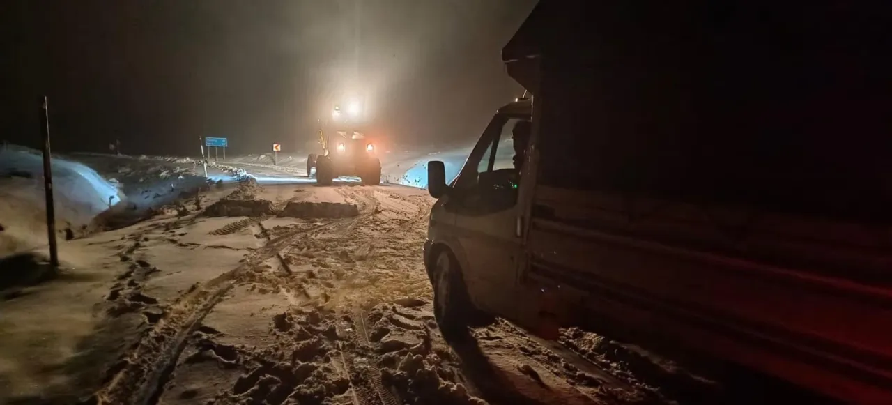 Muş’ta mahsur kalan 5 araçtaki 13 kişi kurtarıldı