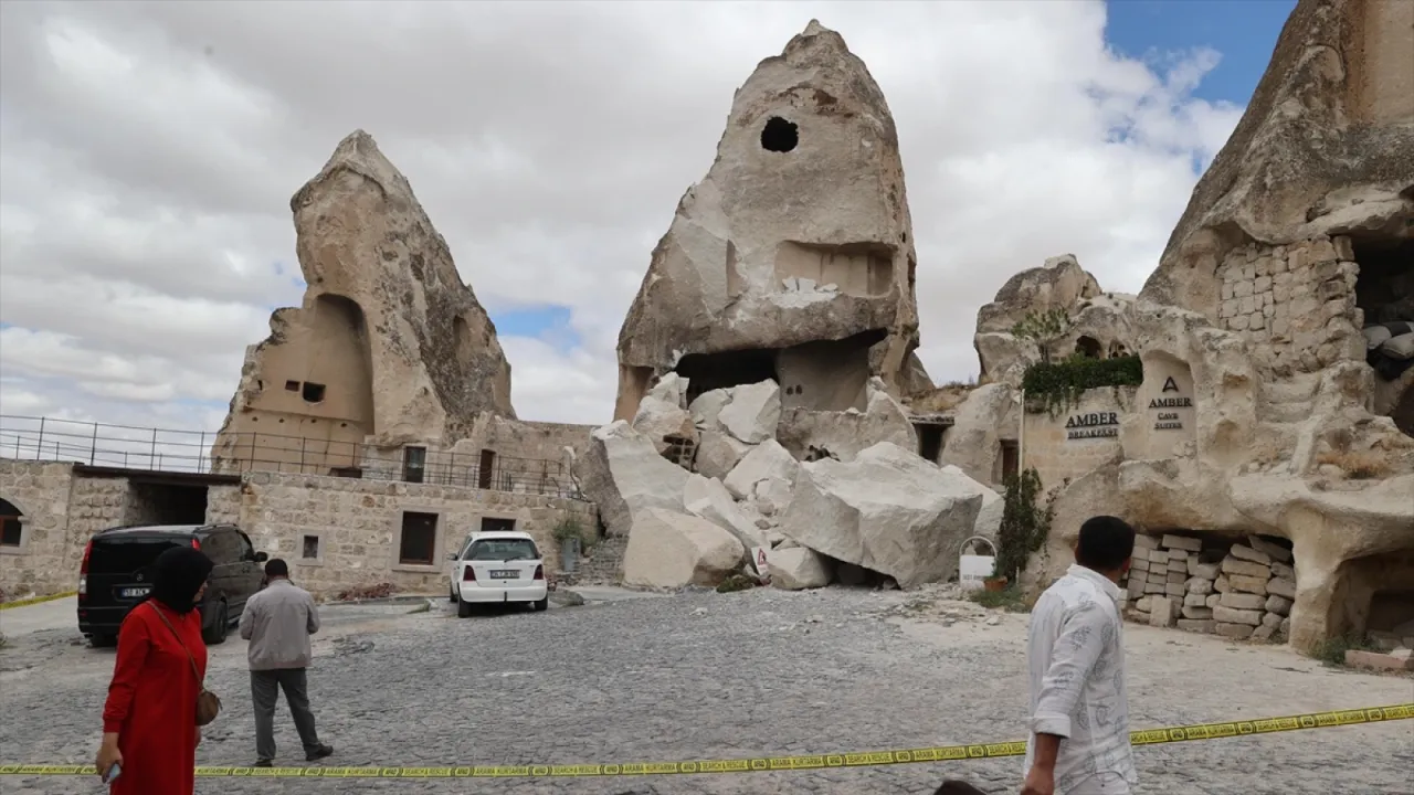 Nevşehir'de peribacasının bir bölümü çöktü
