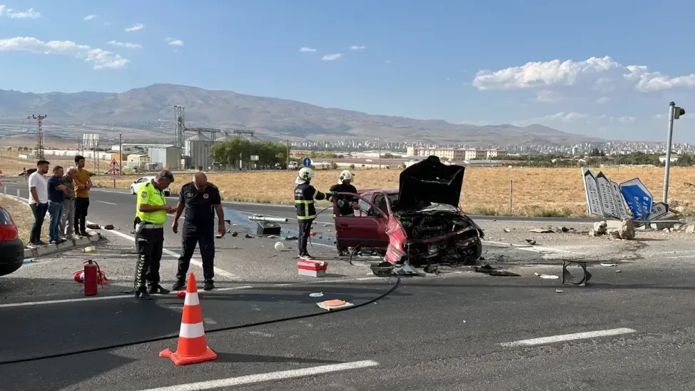 Niğde’de refüje çarpan otomobil alev aldı: 1 yaralı