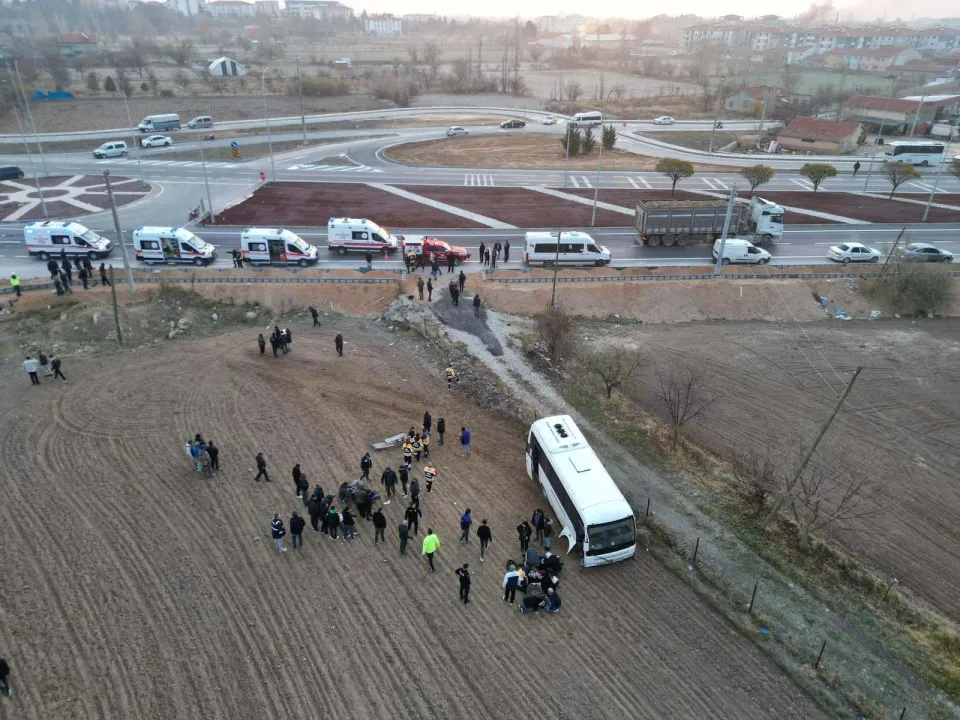 Öğrenci servis midibüsü ile kamyonet çarpıştı: 17 yaralı