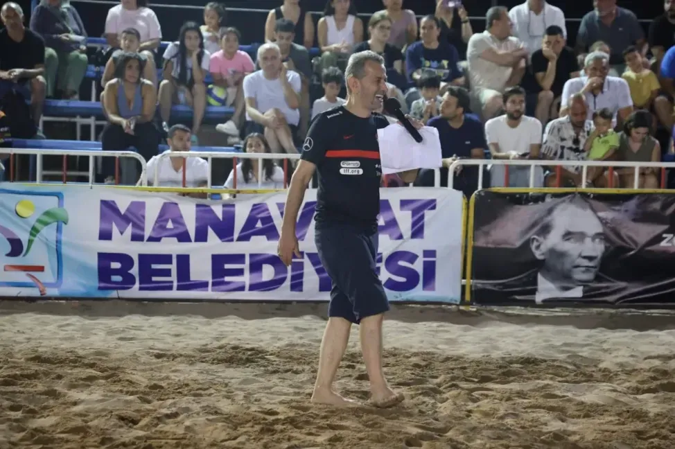 Oktay Sarı, plaj futbolunun tek sesi olarak İzmir’de