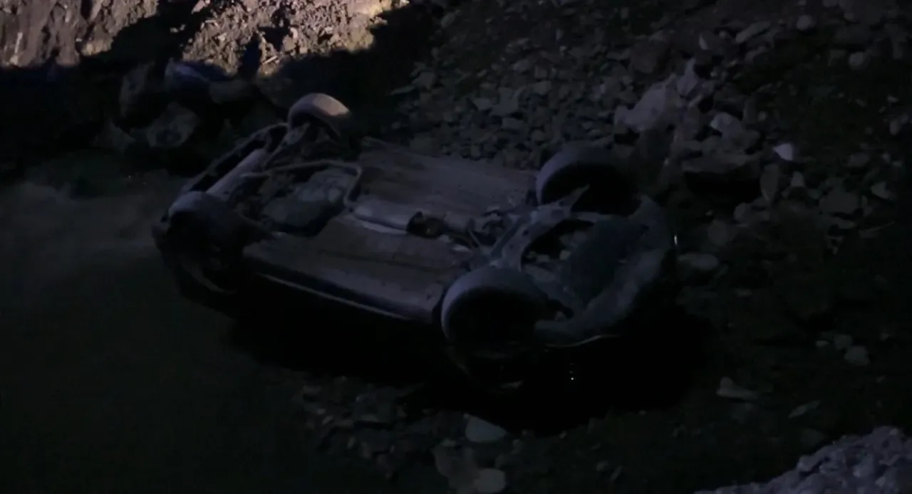 Otomobil dereye uçtu: 2 yaralı