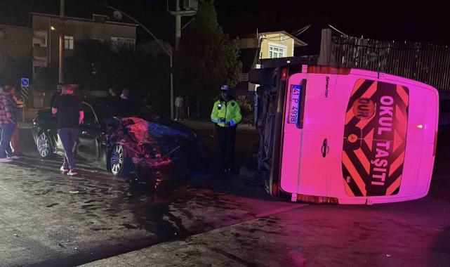 Otomobil ile çarpışan servis minibüsü devrildi: 1 yaralı