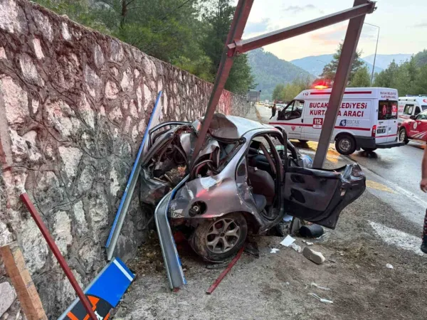 Otomobil yol kenarındaki levhaya çarptı: 3 yaralı