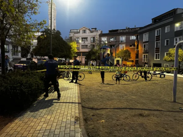Parkta oynayan çocuğa yorgun mermi isabet etti
