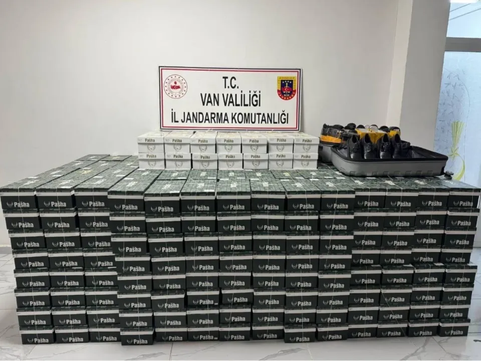 Piyasa değeri 1 milyon liranın üzerinde yüzlerce çift kaçak ayakkabı ele geçirildi