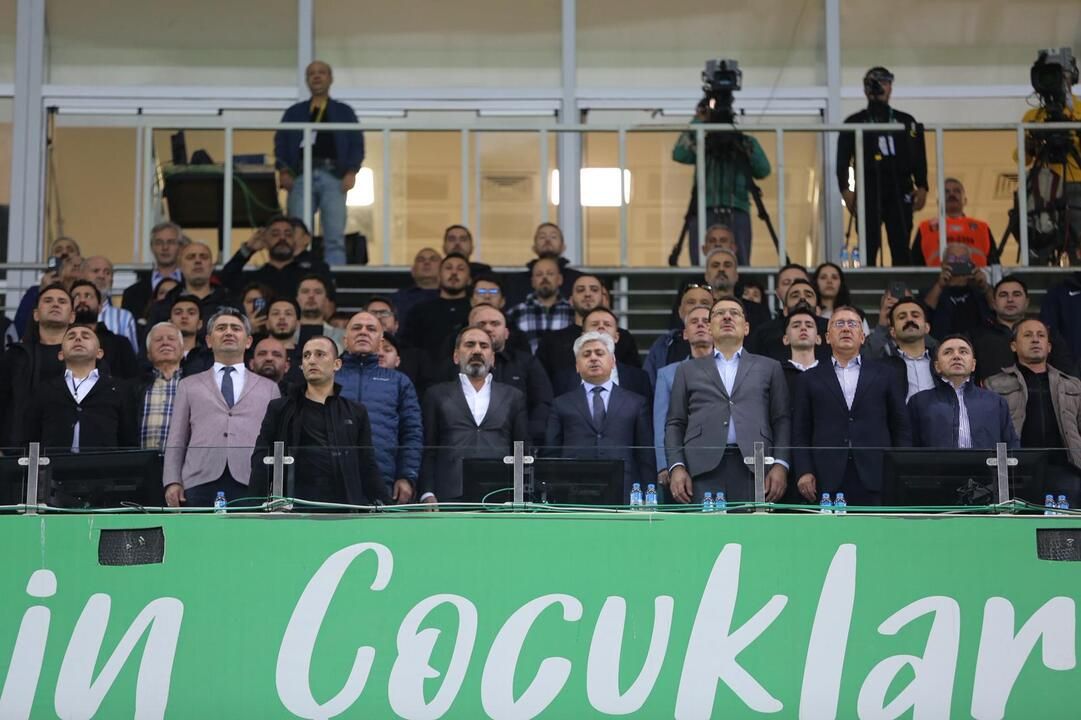 Protokol tribününde farklı yüzler dikkat çekti!