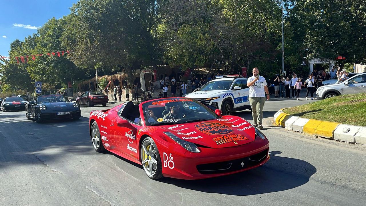 Ralli sürücüleri, otomobilleriyle Selimiye Camisi’nin çevresinde tur attı