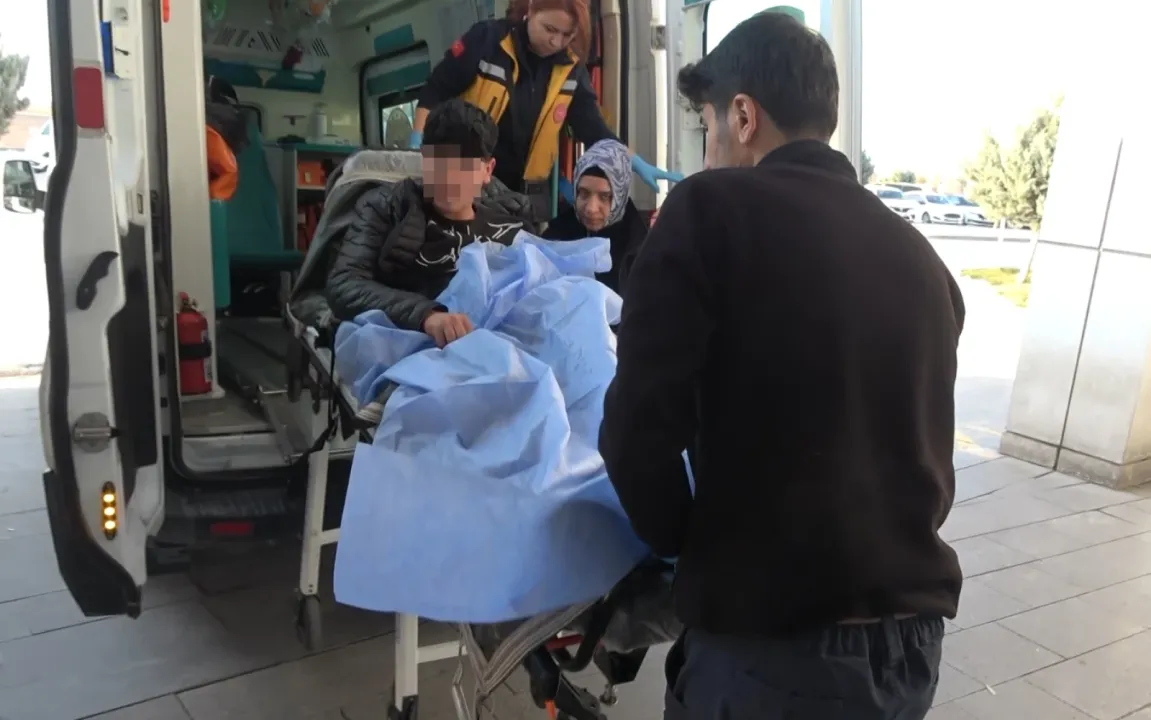 Şakalaşırken okul arkadaşını bıçakla yaraladı