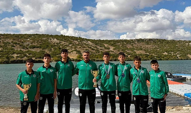 Sakarya Büyükşehir sporcuları Eskişehir'de ikincilik kupasını kaldırdı