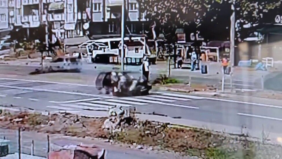 Sakarya'da anne ve kızını ayıran feci kaza kamerada!