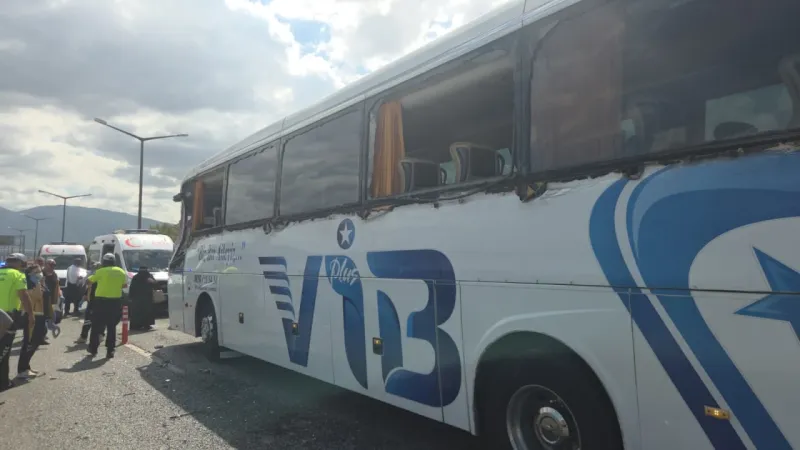 Sakarya'dan kalkan yolcu otobüsü gemi çapasına çarptı, 3 kişi yaralandı!