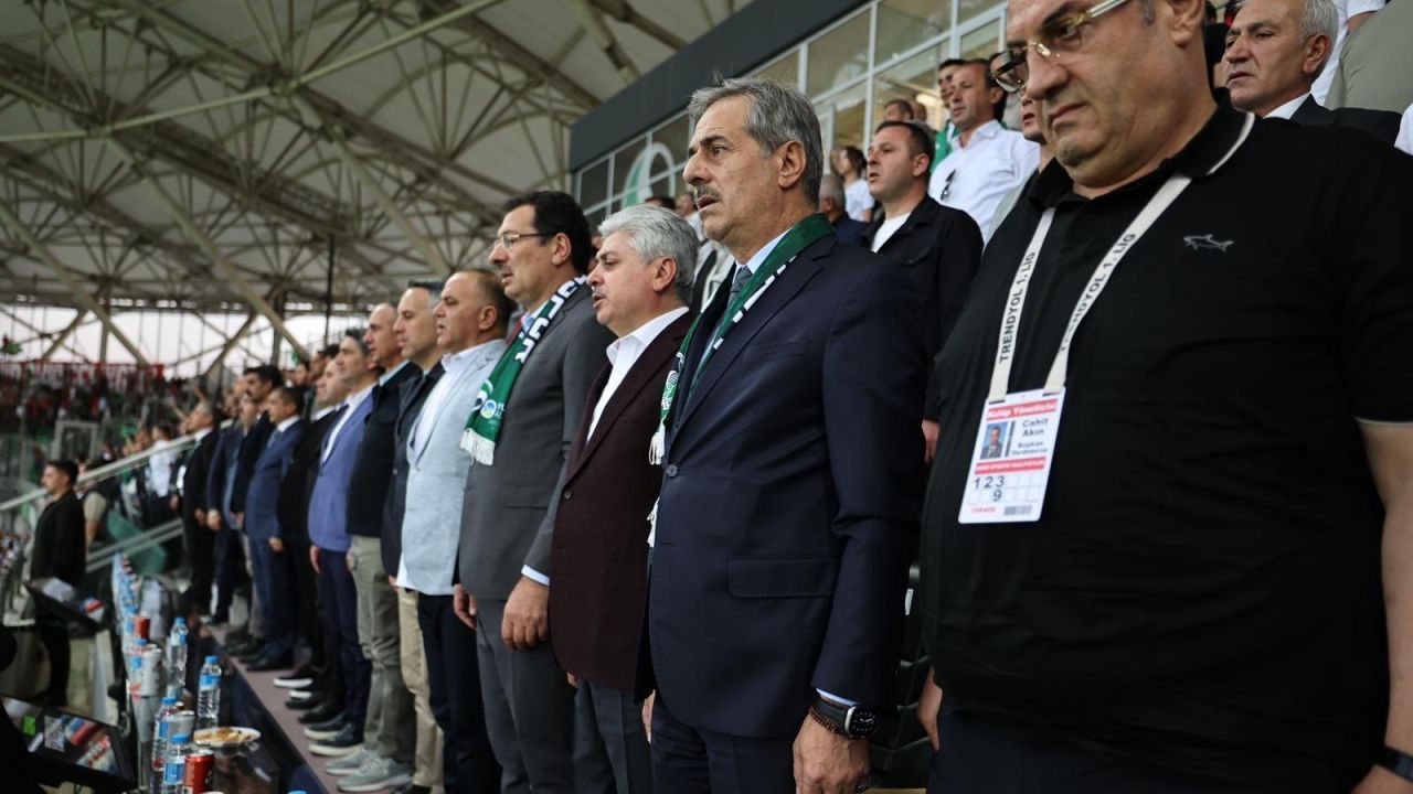 Sakarya protokolü Sakaryaspor–Amedspor maçını tribünden takip etti