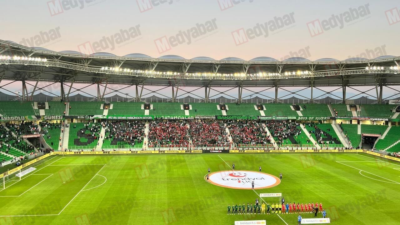 Sakaryaspor tribünlerinden “Mustafa Kemal’in askerleriyiz” tezahüratı
