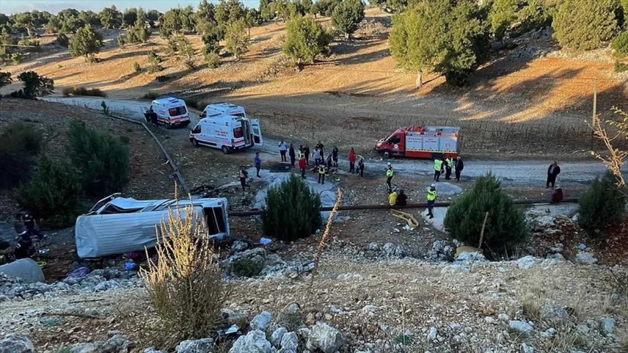 Şarampole devrilen işçi servisindeki 5 kişi hayatını kaybetti, 14 kişi yaralandı