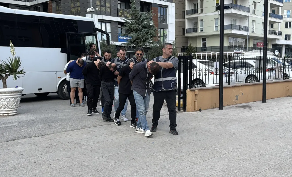 Şehit ailesini dolandıran 11 şüpheli adliyede