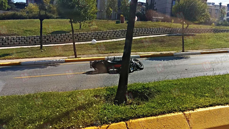 Serdivan'da motosikletli gencin acı ölümü! Önce orta refüje, sonra ağaca çarptı...