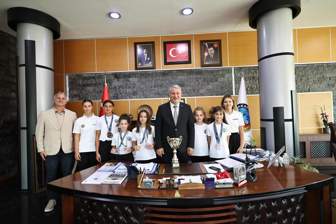 Serdivan Kano Takımı "Olimpik Umutlar"dan kupa ile döndü