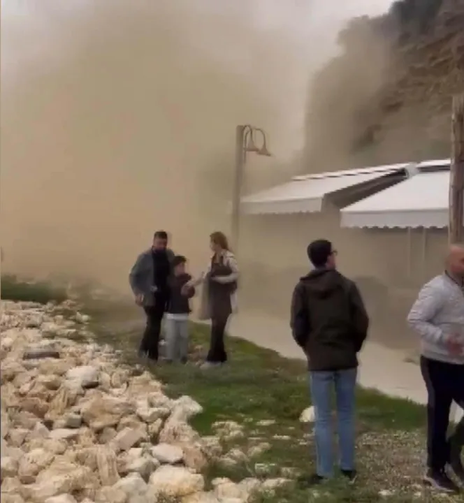 Silivri'de çay bahçesine kaya parçaları düştü