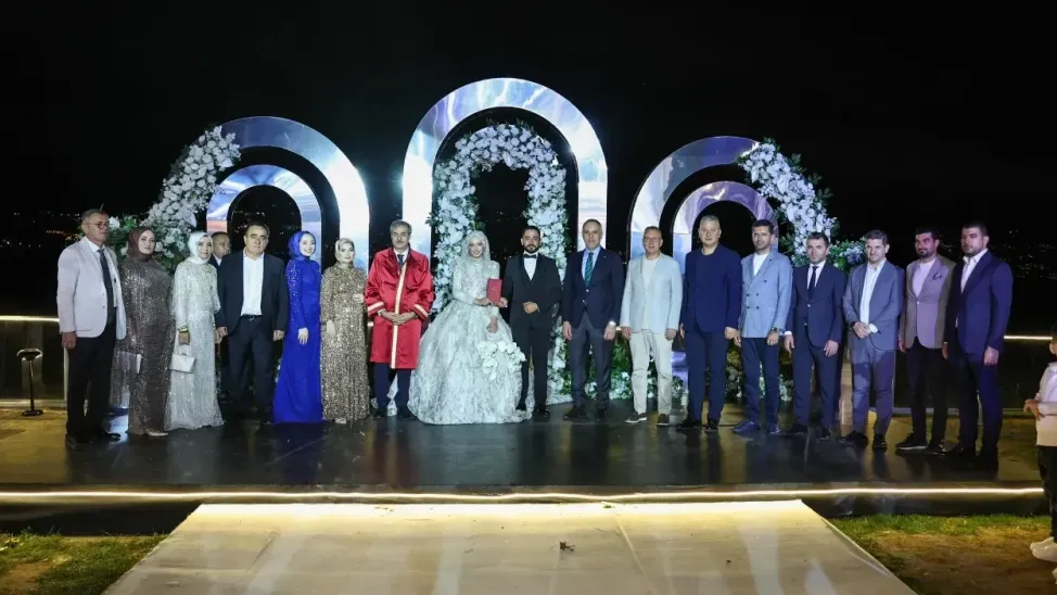 Siyaset ve iş camiasını buluşturan düğün... Genç iş insanı Barış Önal dünya evine girdi