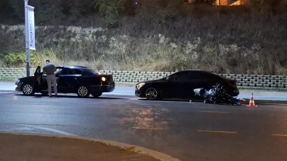 Sollamaya çalıştığı araca çarpan motosiklet sürücüsü yaralandı! Üç araçta maddi hasar oluştu