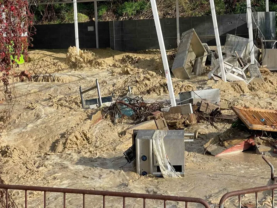 Taşan dere 5 yıldızlı otelin kafesini yıktı