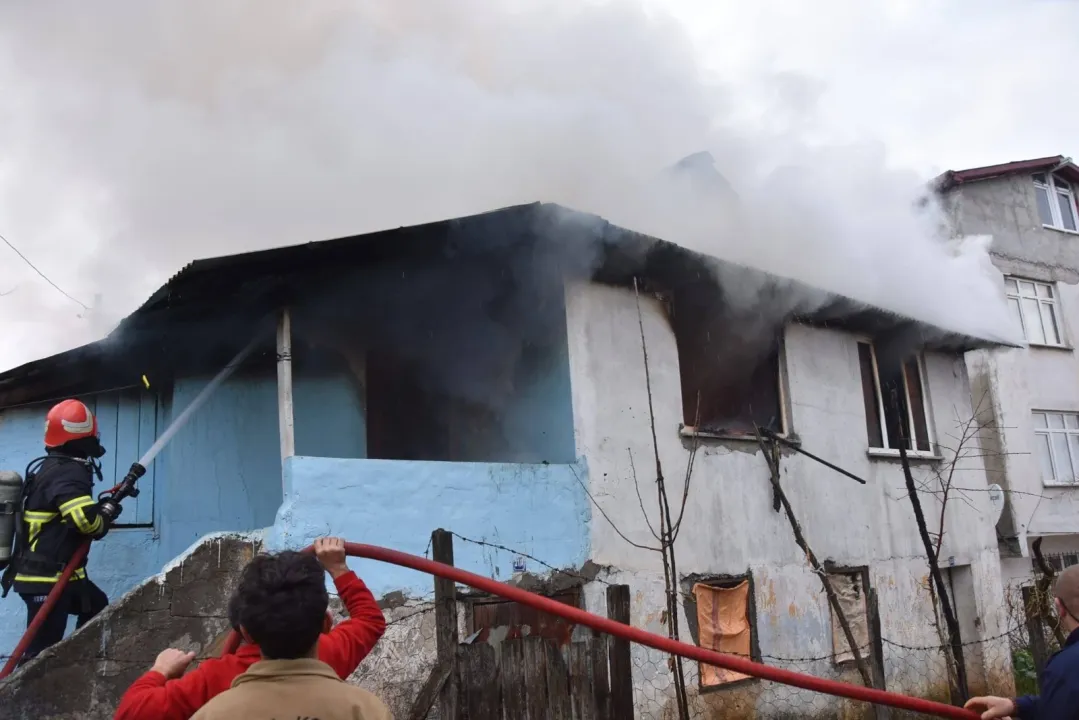 Tek başına kaldığı evde çıkan yangında öldü