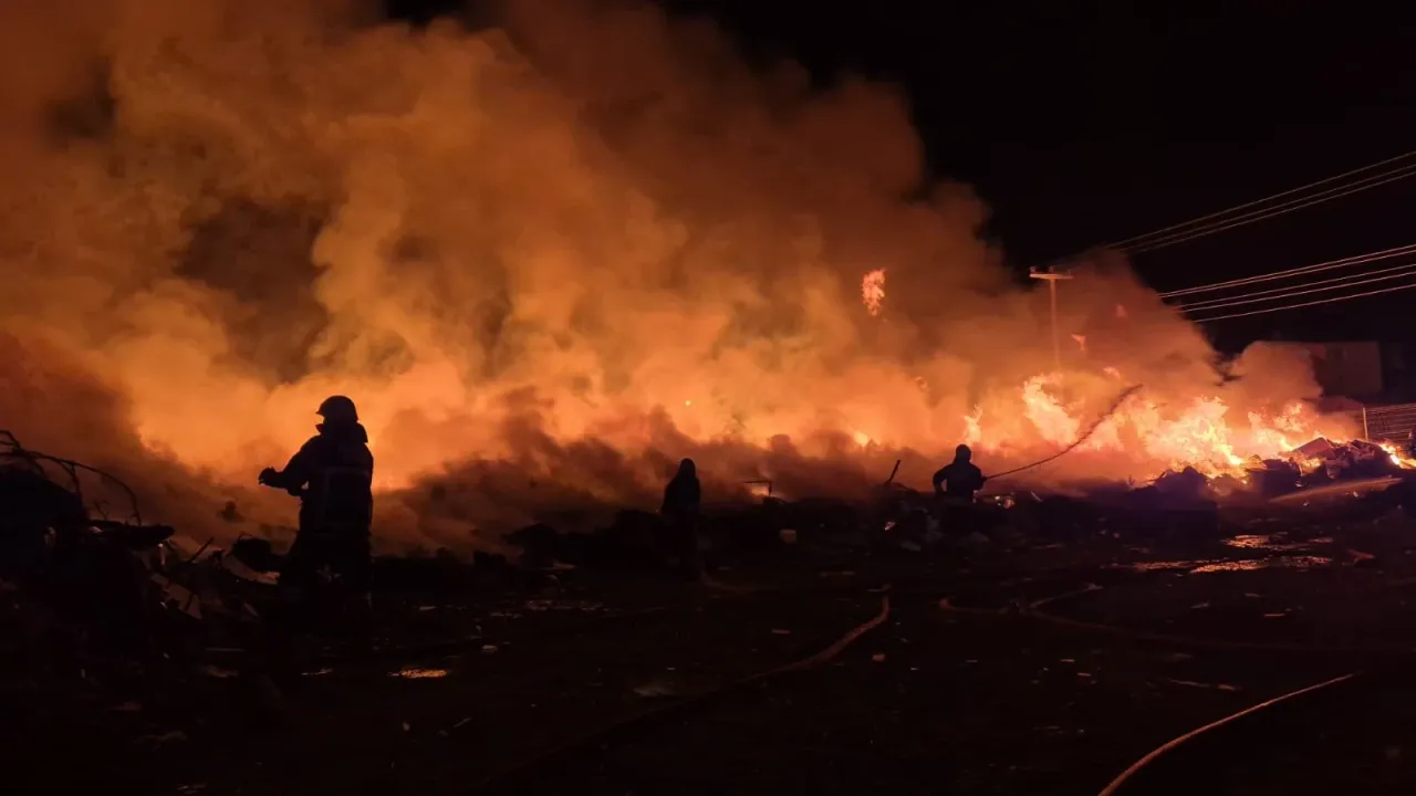 Tekirdağ'da atık toplama merkezinde çıkan yangına müdahale ediliyor