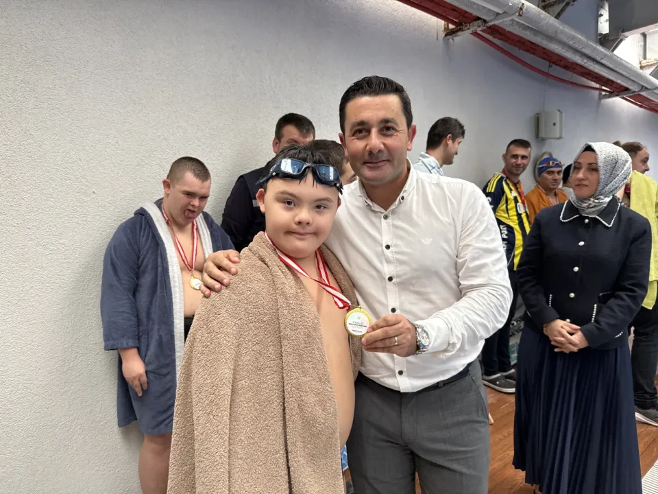 Tekirdağ'da "özel çocuklar" yüzme yarışında mücadele etti