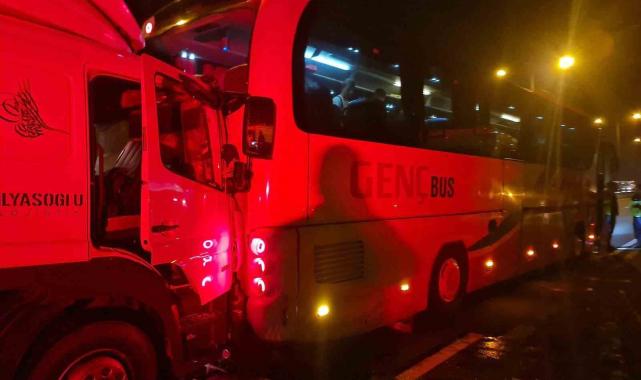TEM'de lastiği patlayan otobüse kamyon çarptı: 1 yaralı