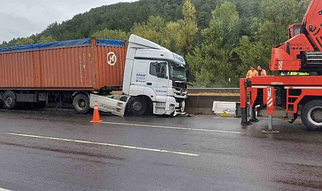 TEM'de tır bariyerlere çarptı: 1 yaralı