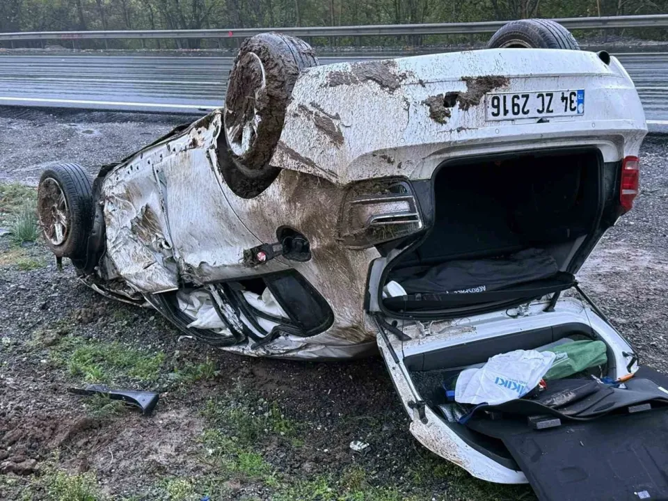 TEM Hendek geçişinde korkutan kaza, takla atan otomobil hurdaya döndü: 1 yaralı