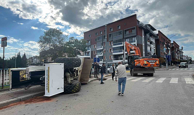 Tırın üstündeki asfalt silindiri yola devrildi: 1 yaralı