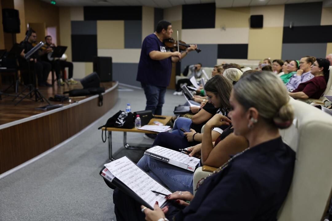 Türk Sanat Müziği korosu SAMEK'te sahneye çıkmaya hazırlanıyor