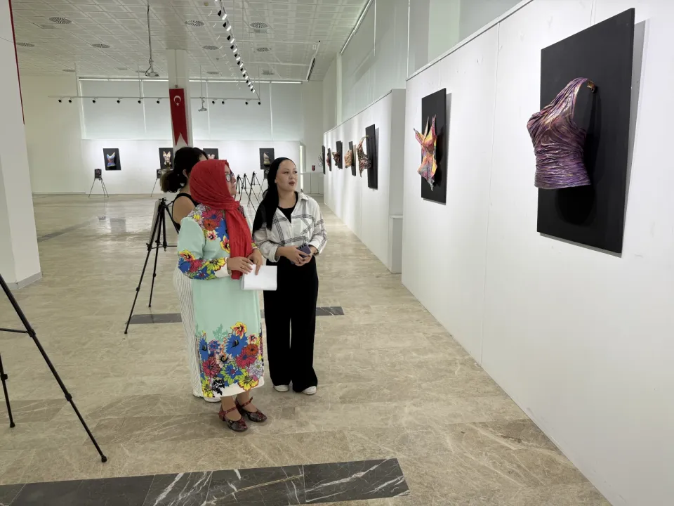 Türk ve Altay mitolojisindeki güçlü kadınlar kıyafetlerle tasvir edildi