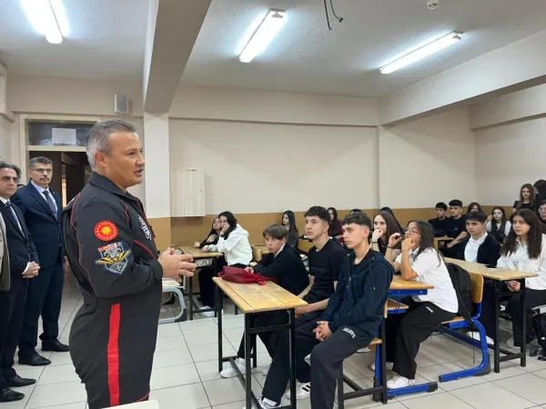 Türkiye'nin ilk astronotları, ilk ders gününde öğrencilerle buluştu