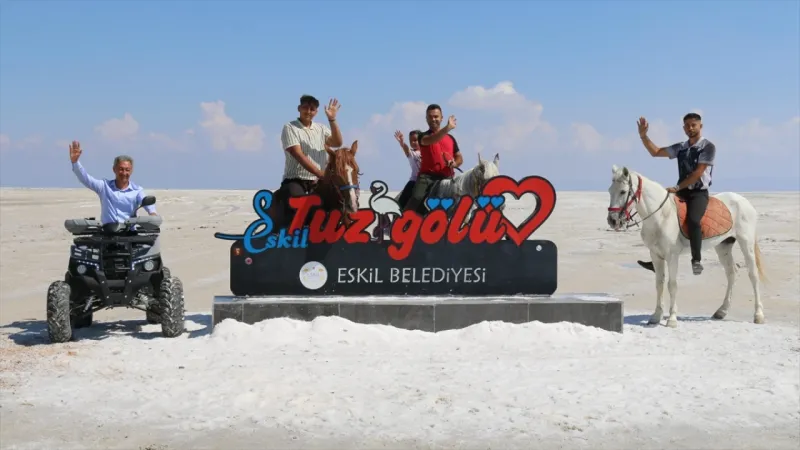 Tuz Gölü'nde 40 kıl çadırdan oluşan tesisteki "tuz odaları" alternatif tatil imkanı sunuyor